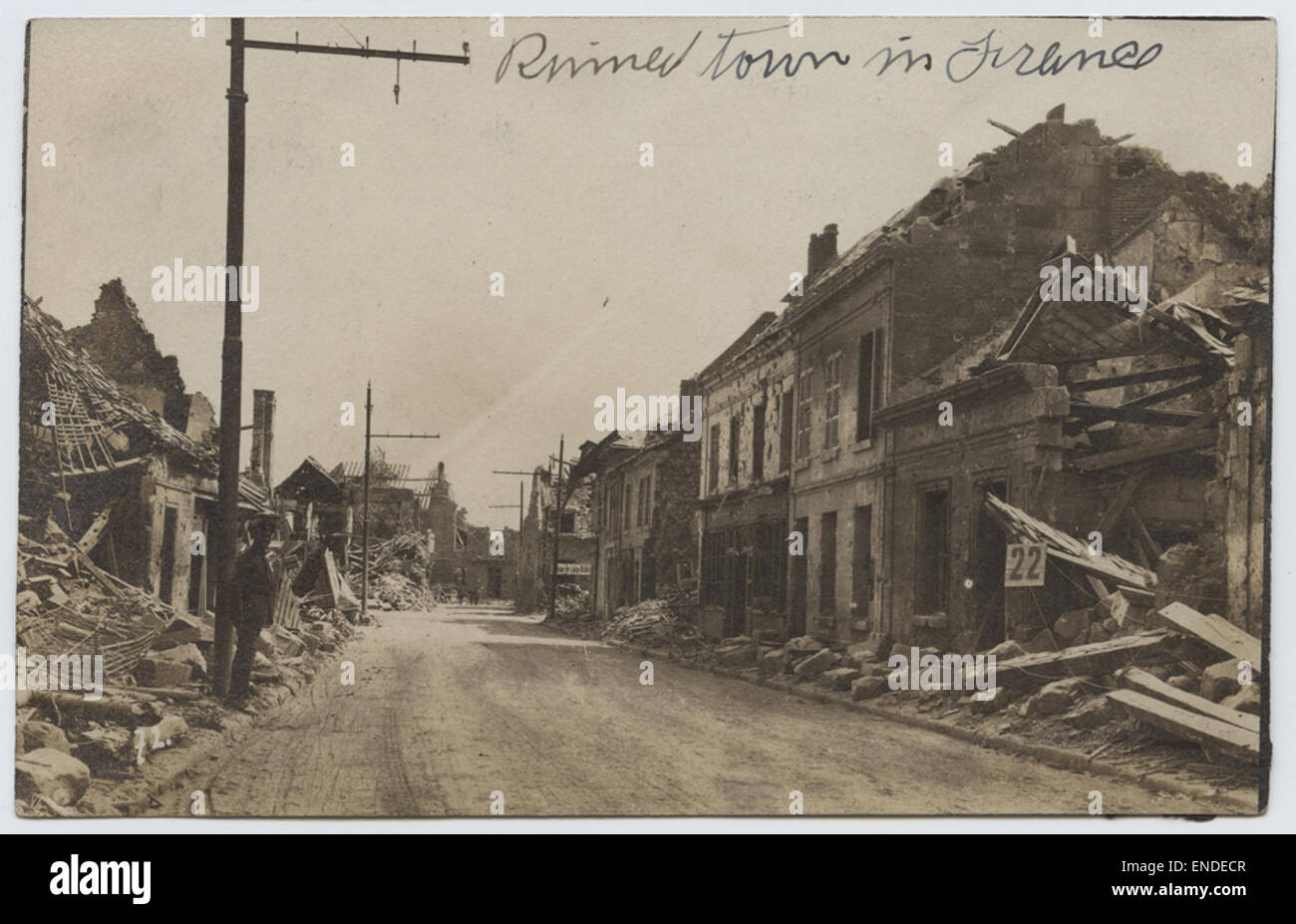 Questa vera cartolina fotografica cattura l'impatto devastante della prima guerra mondiale su una città francese, con le truppe americane visibili in primo piano. L'immagine funge da documento storico della distruzione causata durante la prima guerra mondiale, in particolare nella regione Oise-Aisne. Foto Stock