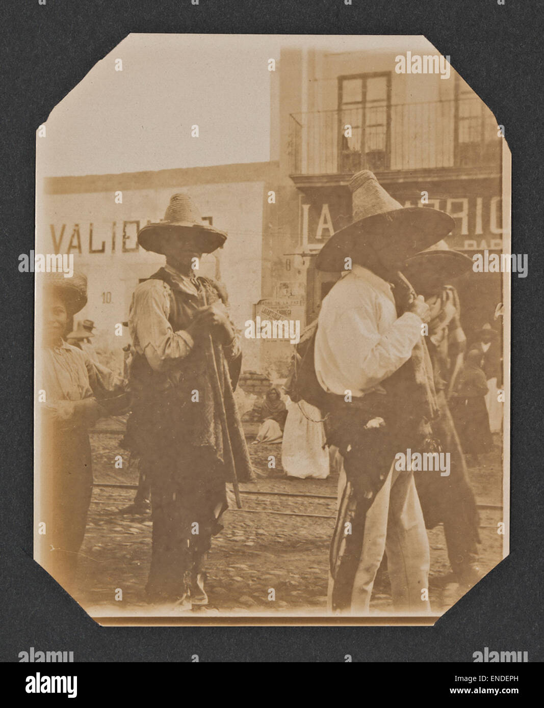 Una fotografia di un gruppo di uomini vestiti con abiti tradizionali messicani, che mostra la vibrante cultura e il patrimonio culturale del Messico. L'immagine cattura l'abbigliamento distintivo, con elementi come camicie ricamate, sombrero e accessori, offrendo una vista sull'identità e la tradizione messicana. Foto Stock