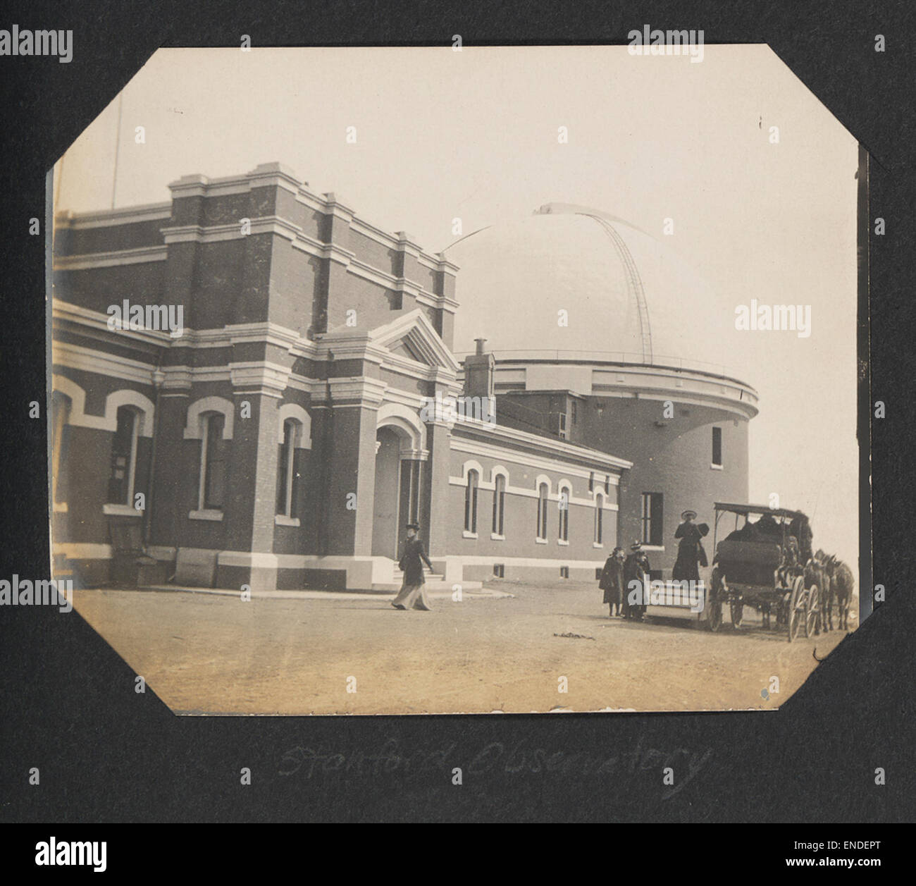 Il lick Observatory, situato in California, è un'importante struttura astronomica nota per i suoi contributi storici allo studio dello spazio. L'immagine raffigura i turisti dell'inizio del XX secolo che visitano l'osservatorio, arrivando in carrozze trainate da cavalli. Lick Observatory continua a servire come centro per la ricerca astronomica e l'educazione pubblica. Foto Stock