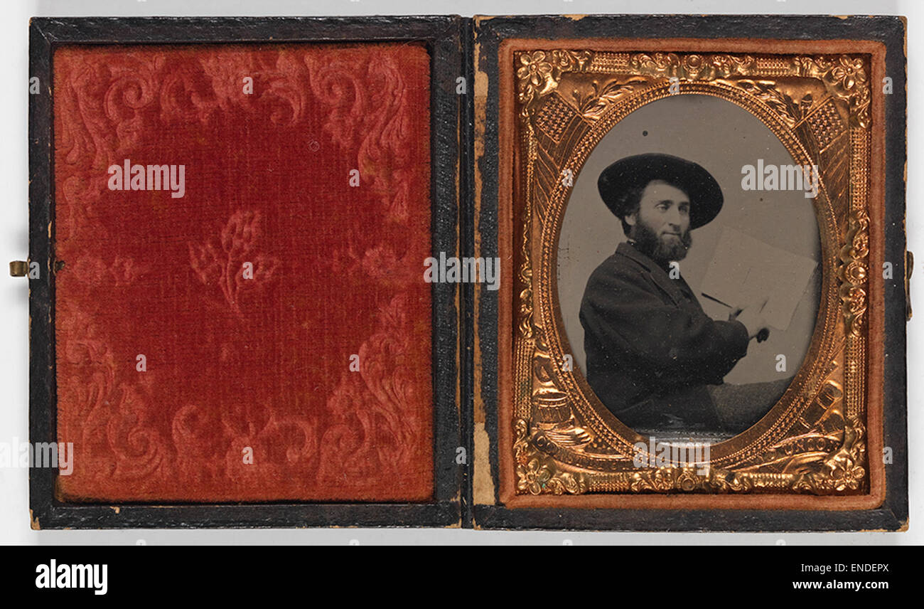 Una fotografia di un uomo che punta ad una pagina di un libro aperto, probabilmente relativo alla storia della guerra civile. L'immagine riflette l'importanza della documentazione e il ruolo della fotografia nella registrazione di momenti storici significativi. Foto Stock