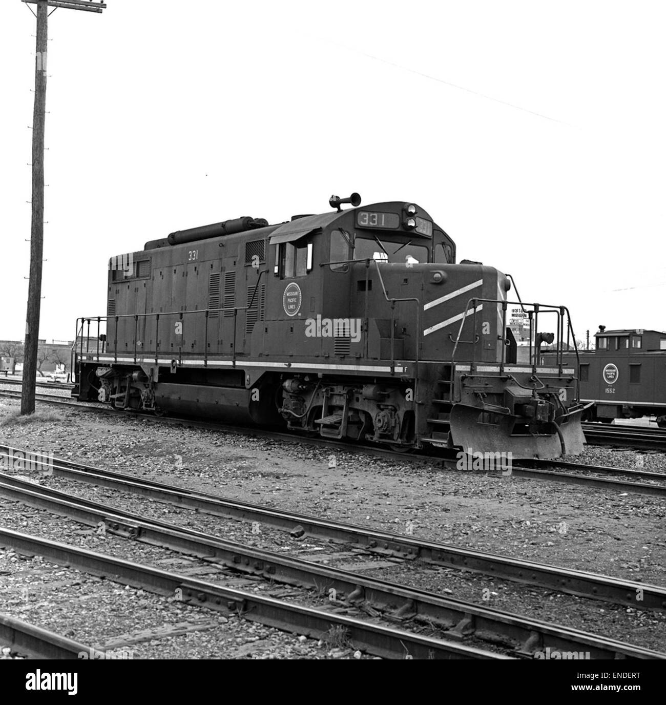 Il commutatore stradale diesel-elettrico n. 331 della Missouri Pacific Railroad, una locomotiva chiave della flotta MoPac, esemplifica l'impegno dell'azienda per un trasporto ferroviario efficiente. Foto Stock