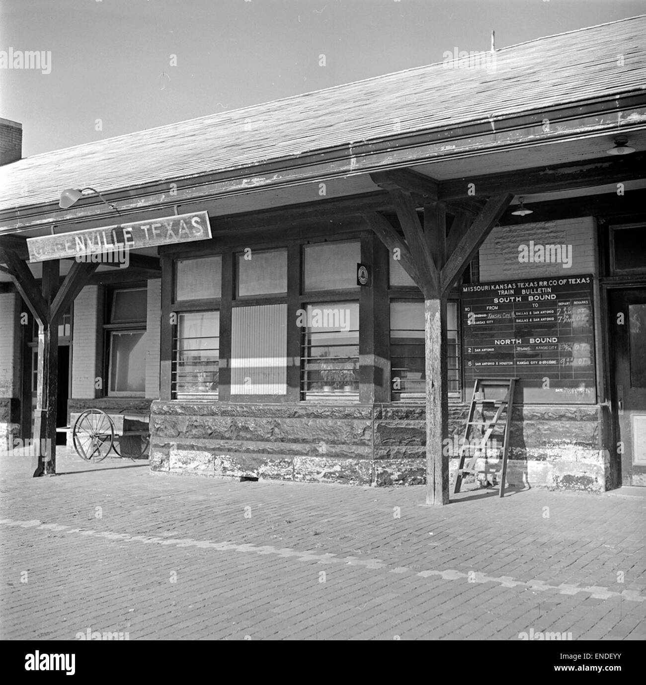 [Missouri-Kansas-Texas Railroad Depot, operatore's Bay e Bulletin Board a Greenville, Texas] Foto Stock