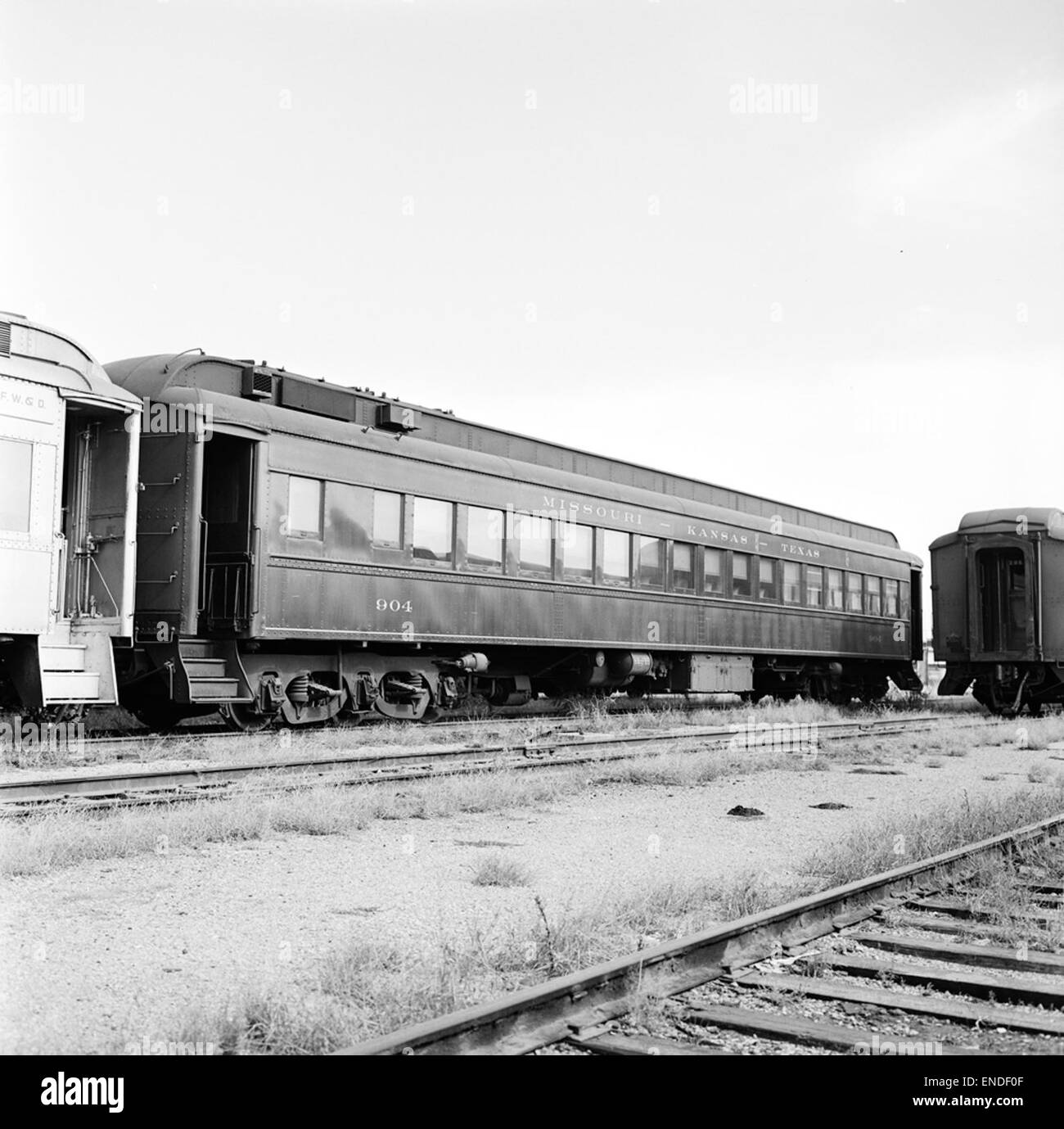 La seggiovia n. 904 della Missouri-Kansas-Texas Railway Company (Katy MKT) rappresenta la storia delle ferrovie americane. Questa autovettura faceva parte dell'offerta di servizi per i viaggiatori sulla MKT, una grande ferrovia che operava tra la fine del XIX e l'inizio del XX secolo. Foto Stock La seggiovia n. 904 della Missouri-Kansas-Texas Railway Company (Katy MKT) rappresenta la storia delle ferrovie americane. Questa autovettura faceva parte dell'offerta di servizi per i viaggiatori sulla MKT, una grande ferrovia che operava tra la fine del XIX e l'inizio del XX secolo. Foto Stock