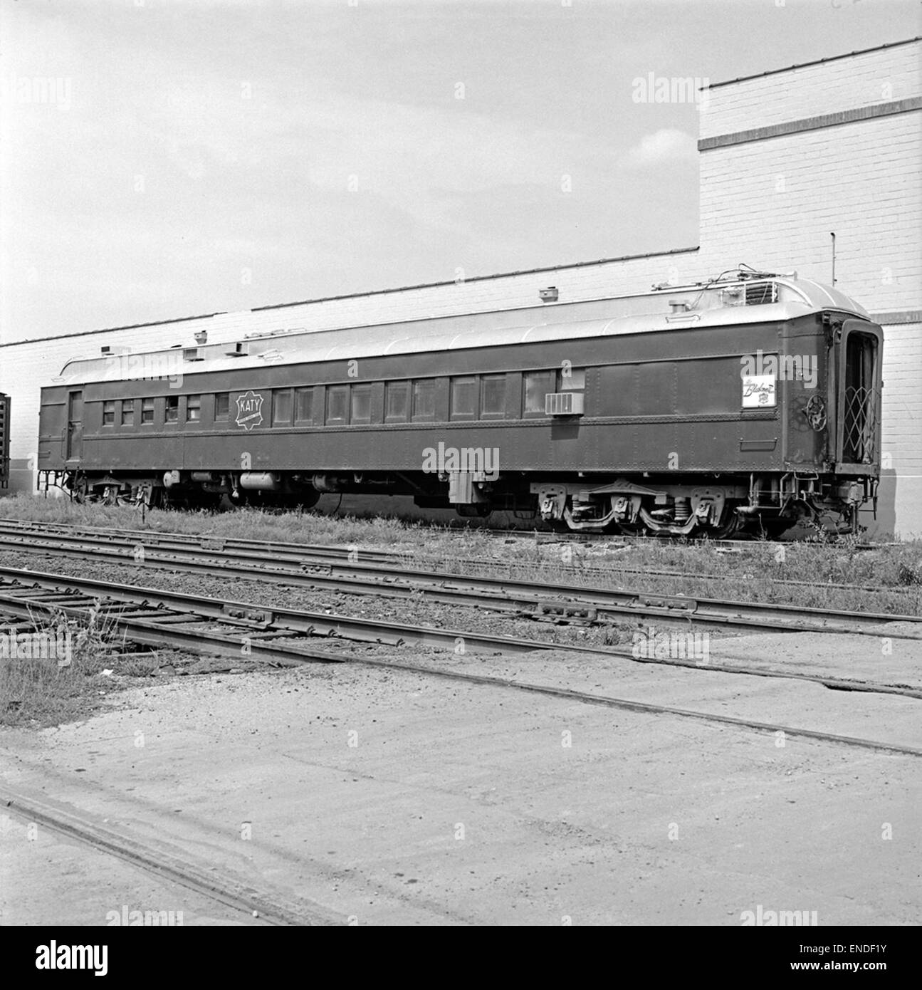 Questa immagine raffigura la Dining-Lounge Car No. 1 della Missouri-Kansas-Texas Railway, un vagone ferroviario d'epoca utilizzato per il servizio passeggeri. Mette in mostra il lusso e il comfort dei viaggi in treno all'inizio del XX secolo. Foto Stock Questa immagine raffigura la Dining-Lounge Car No. 1 della Missouri-Kansas-Texas Railway, un vagone ferroviario d'epoca utilizzato per il servizio passeggeri. Mette in mostra il lusso e il comfort dei viaggi in treno all'inizio del XX secolo. Foto Stock