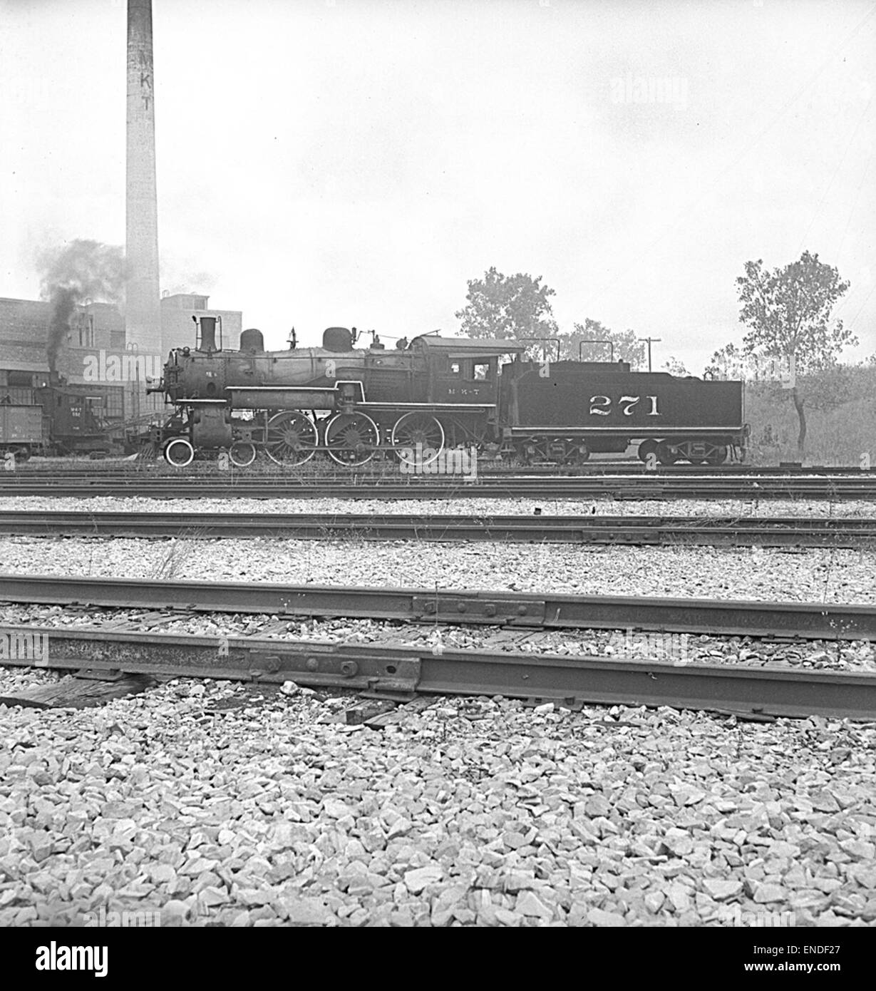 La locomotiva n. 271 della Missouri-Kansas-Texas Railway è mostrata qui con il suo tender, un componente chiave per le operazioni dei treni a vapore. La locomotiva fa parte della MKT Railway, una linea di trasporto essenziale nella regione durante il XX secolo. Foto Stock