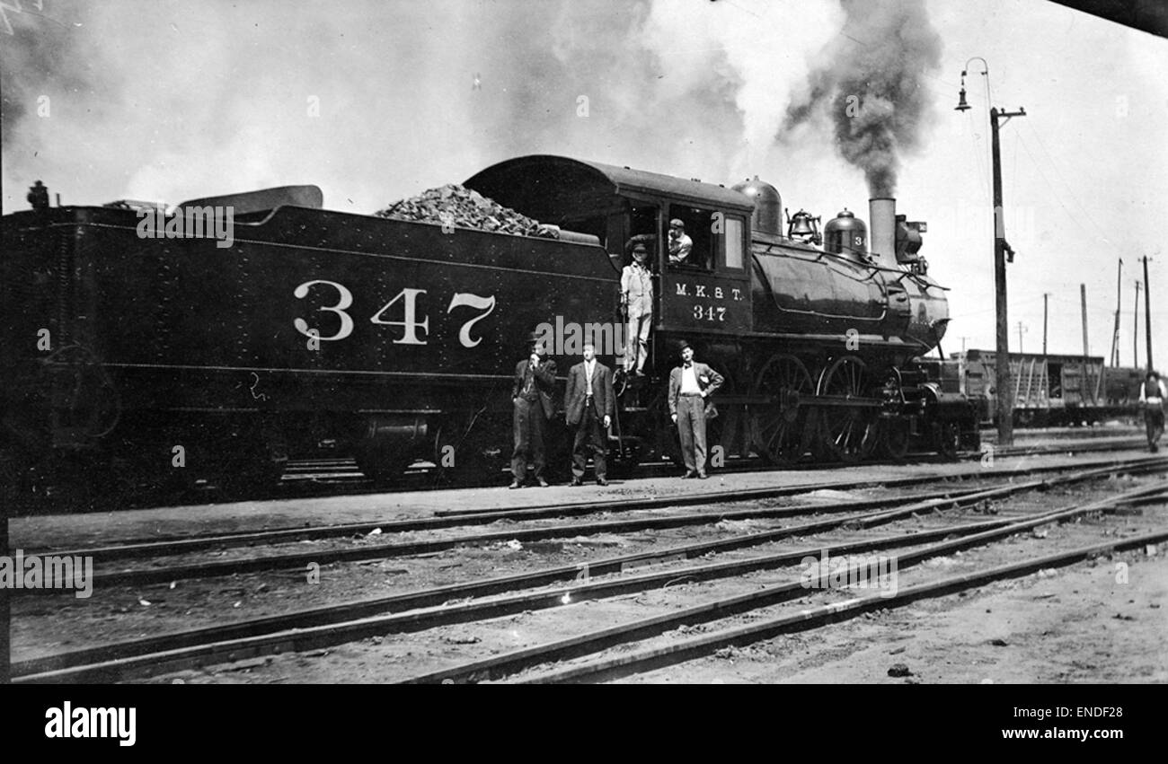 La locomotiva n. 347, parte della Missouri-Kansas-Texas (MKT) Railway, fu una figura chiave nel trasporto merci durante la sua epoca. Questa locomotiva a vapore, completa di tender, rappresenta l'evoluzione dei sistemi ferroviari americani ed è un pezzo di storia ferroviaria. Foto Stock