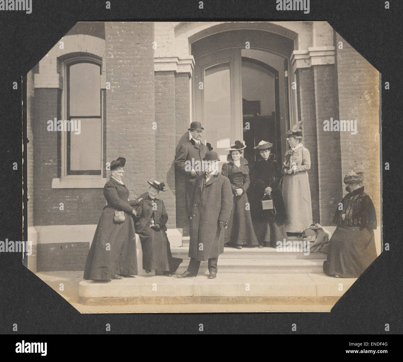 I turisti che visitano l'Osservatorio Lick sulla costa occidentale degli Stati Uniti esplorano uno degli osservatori astronomici più significativi, approfondendo gli studi celesti e le ricerche condotte in questo sito storico. Foto Stock