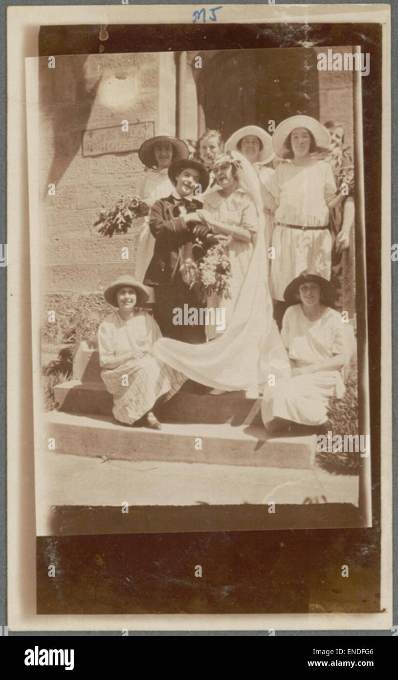 Questa fotografia d'archivio in bianco e nero cattura un finto matrimonio tenutosi presso la Frances Willard House, un sito importante nella storia del movimento per il suffragio femminile. L'immagine presenta bambini in abiti d'epoca, probabilmente messi in scena per evidenziare gli aspetti sociali e culturali dell'epoca. La foto offre uno sguardo raro agli eventi sociali dell'inizio del XX secolo legati al movimento per i diritti delle donne in Australia. Foto Stock