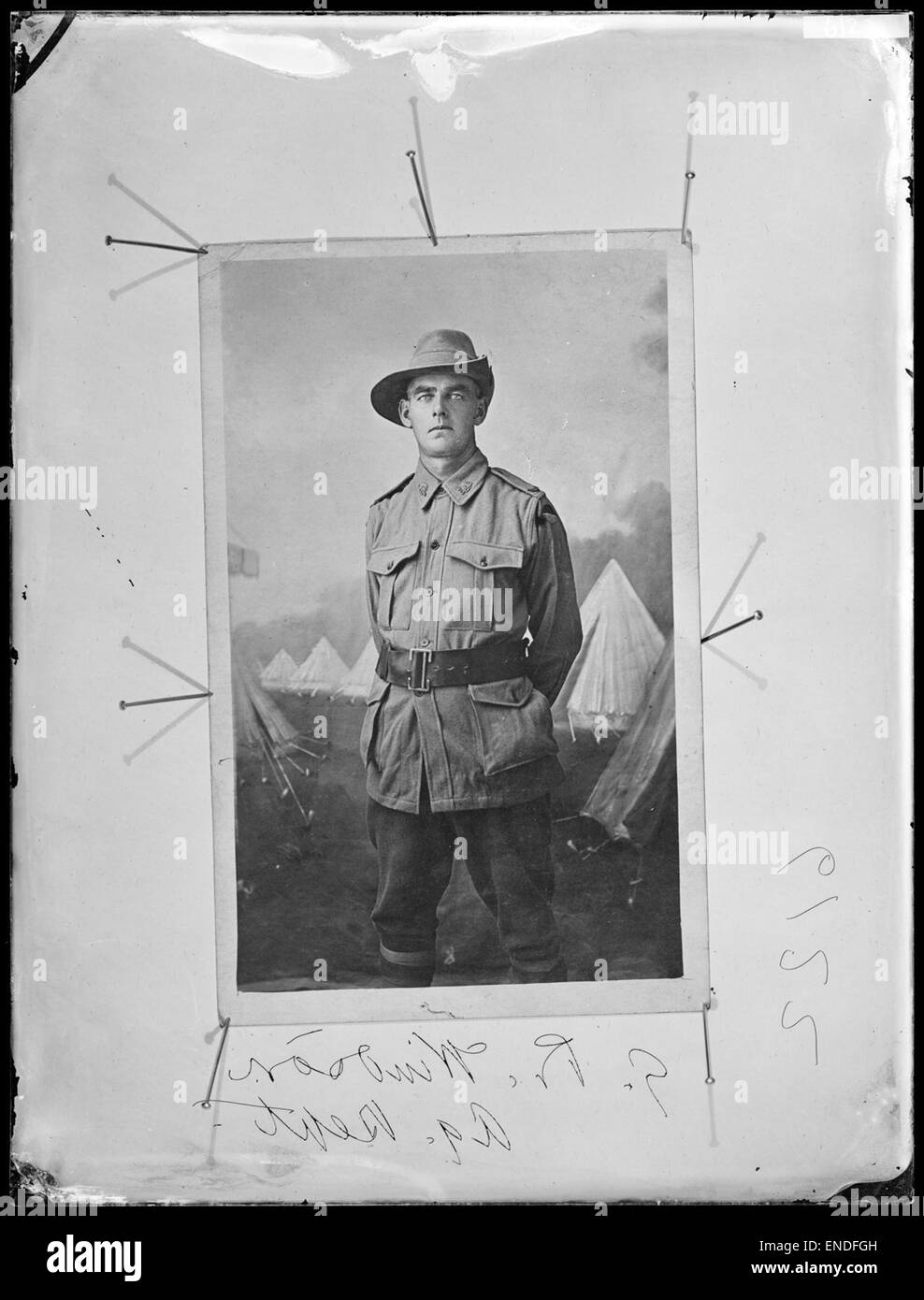 Questa fotografia su lastra di vetro, scattata da G.B. Windsor, raffigura soldati deceduti, forse della prima guerra mondiale. Fa parte di un archivio storico che cattura la cupa realtà della guerra durante i primi anni del XX secolo. Foto Stock