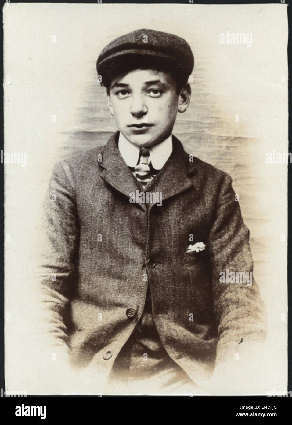 Questa foto di James E. Howe, presa alla stazione di polizia di North Shields, raffigura un uomo arrestato per un crimine. La fotografia fa parte dei registri della polizia e fornisce informazioni sul sistema giudiziario penale all'inizio del XX secolo. Foto Stock