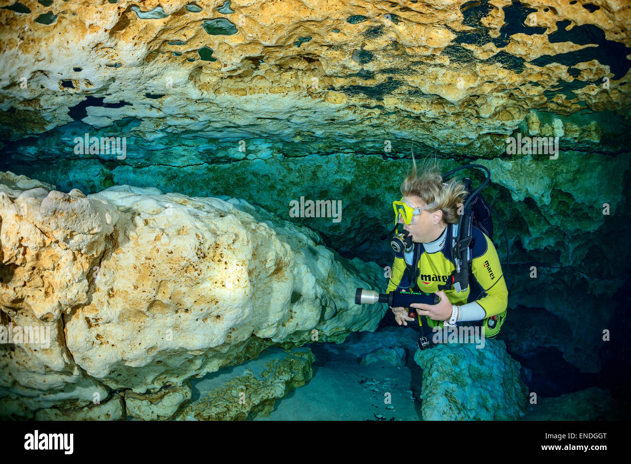 Scuba Diver con ingresso della grotta da Ginnie Molla, Ginnie molle, le molle di alta, Gilchrist County, Florida, Stati Uniti d'America Foto Stock