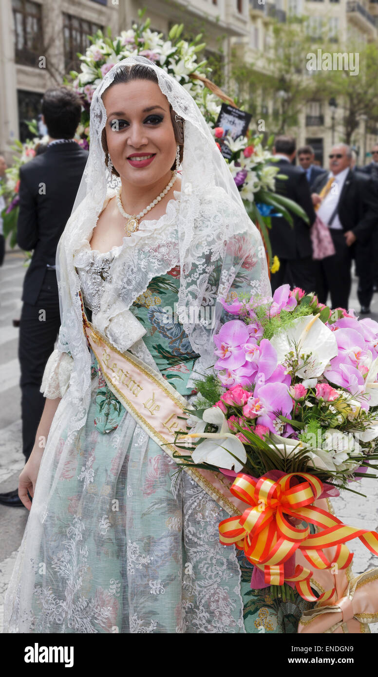 Donna in abito tradizionale durante la processione al festival di San Vicente Ferrer, Patrono della Comunità Valenciana, Foto Stock