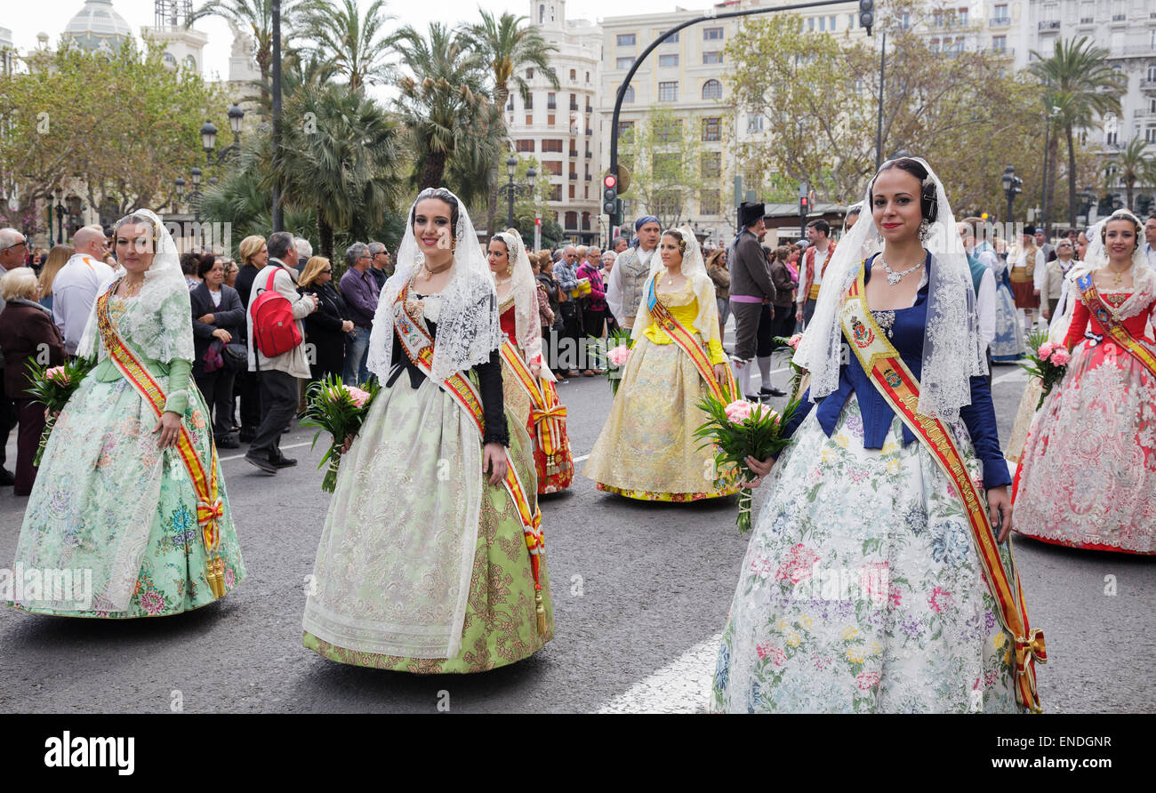 Le donne in abito tradizionale durante la processione al festival di San Vicente Ferrer, Patrono della Comunità Valenciana, Foto Stock