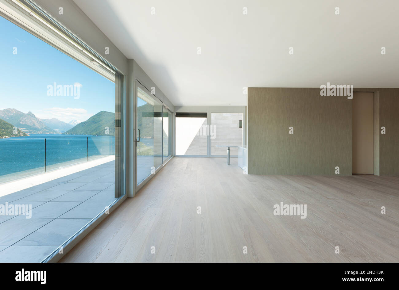 Interni moderni, penthouse, vuoto soggiorno con grandi finestre Foto Stock