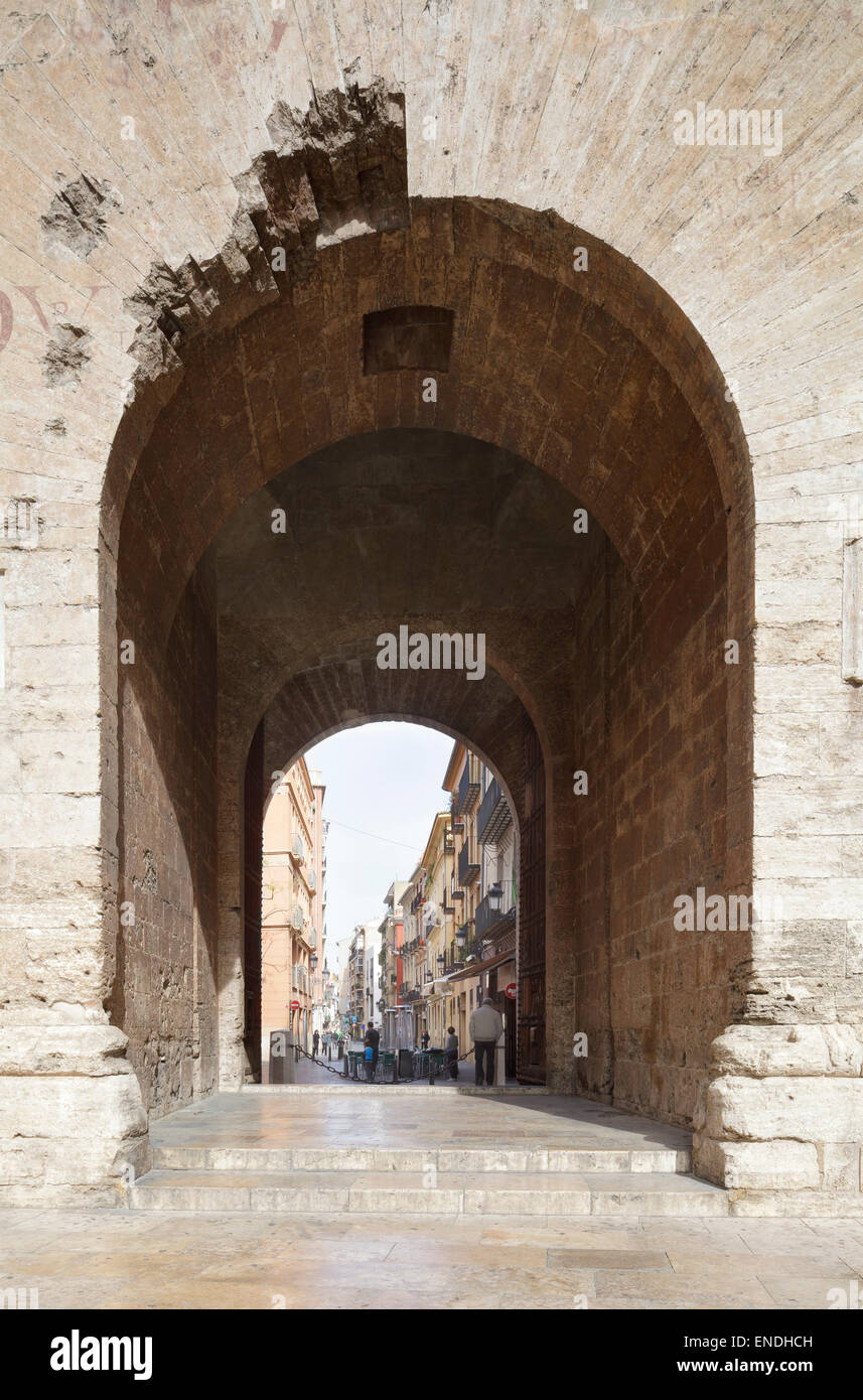 Guardando attraverso le Torres de Quart alla Città Vecchia, Valencia, Spagna Foto Stock