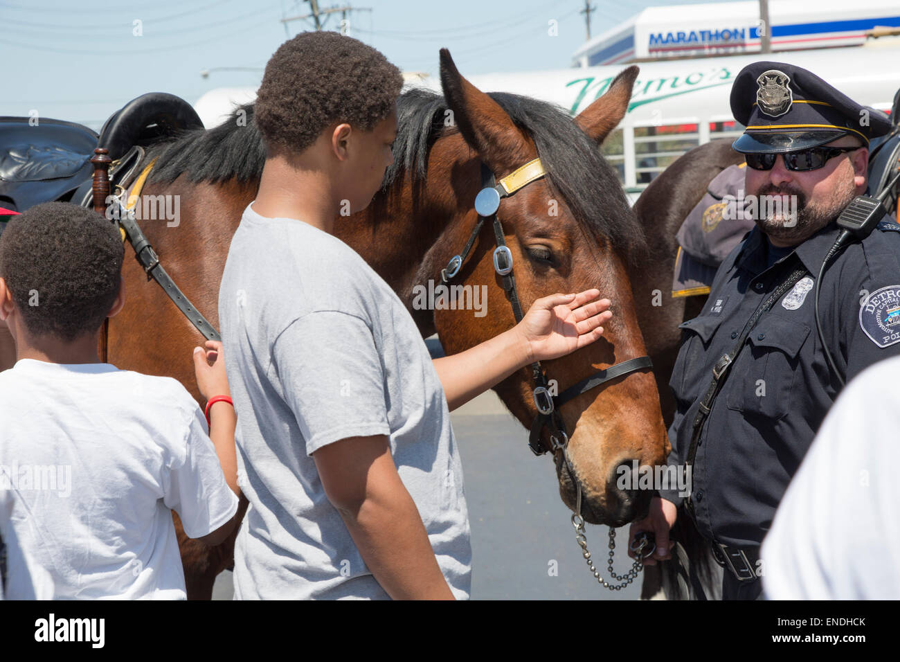 Detroit, Michigan - i bambini e i giovani pet a cavallo di polizia. Foto Stock