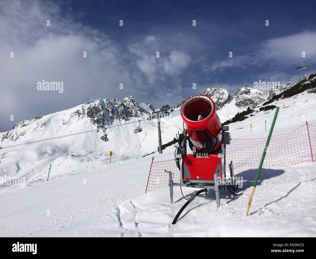 Moderno rosso Neve cannoni vicino alla pista da sci in alta montagna Foto Stock