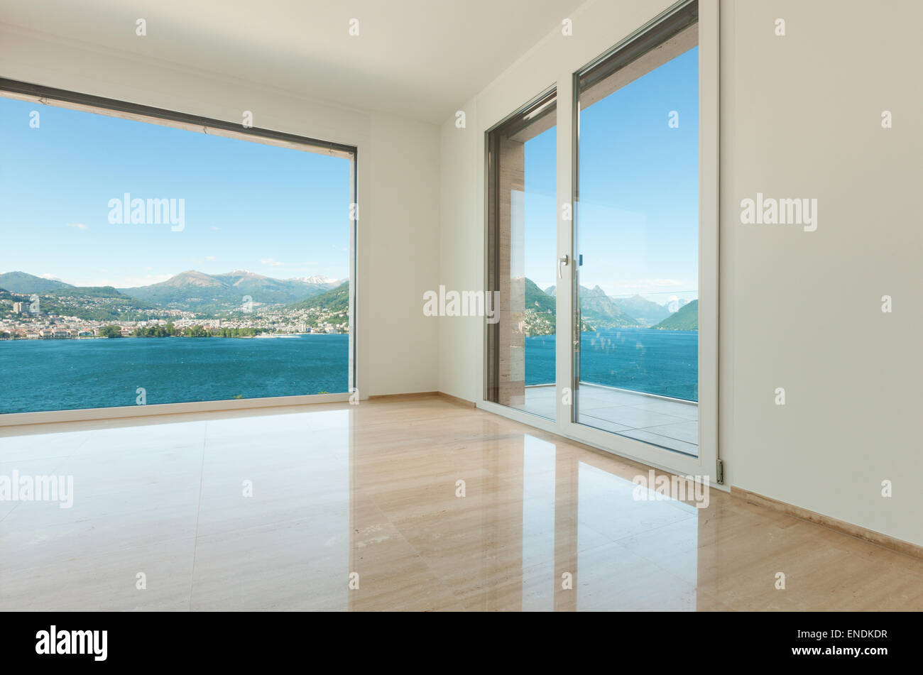 Casa moderna, stanza vuota con finestra che si affaccia sul lago Foto Stock