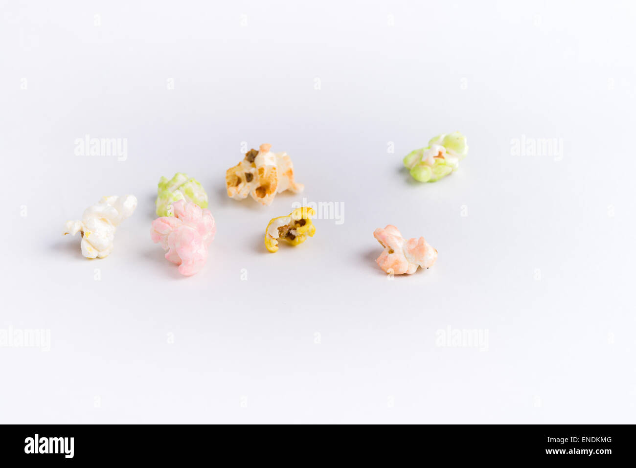 Il popcorn di molti colori su uno sfondo bianco. Foto Stock