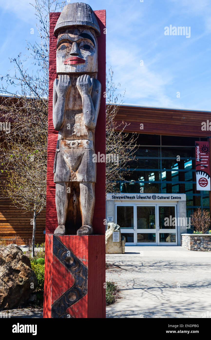 Compiacendosi del totem pole al di fuori del centro di cultura aborigena nel villaggio di Whistler, British Columbia Foto Stock