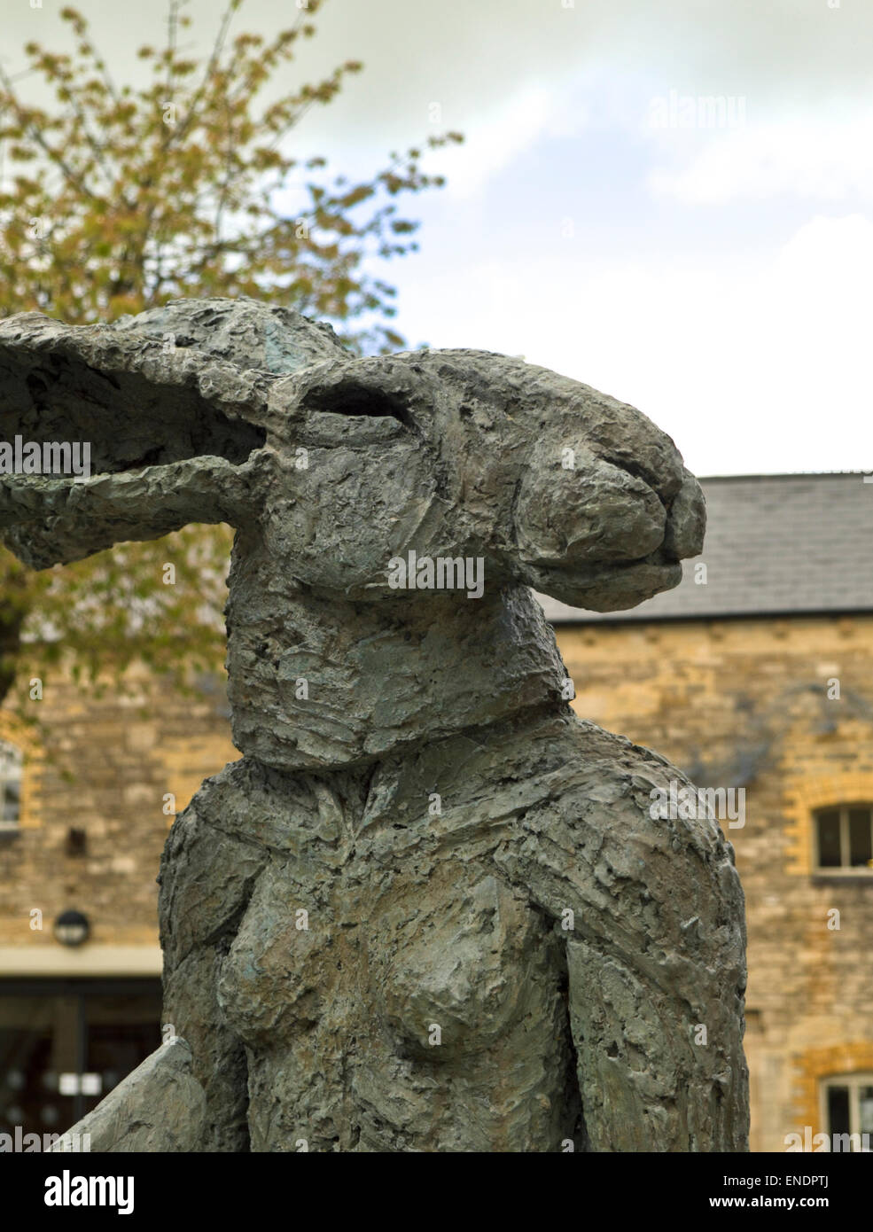 Cirencester A Cotswold città mercato nel Gloucestershire England Regno Unito a Sophie Ryder scultura di lepre Foto Stock