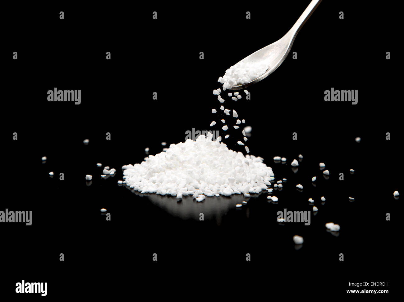 Pila di perla lo zucchero e il cucchiaio da tavola Foto Stock