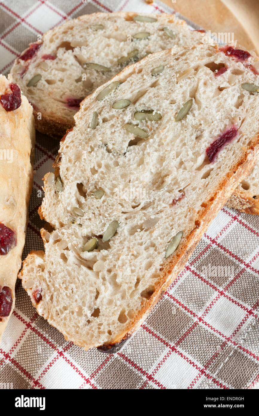 Cranberry pane cotto con zucca e semi di girasole Foto Stock