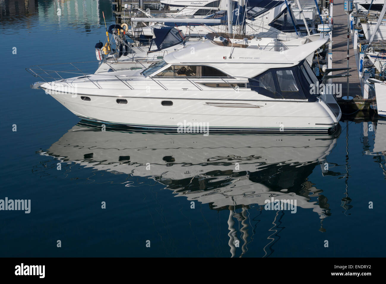 Princess 420 flybridge motor yacht riflessi nell'acqua di Sutton harbour marina, Plymouth UK Foto Stock