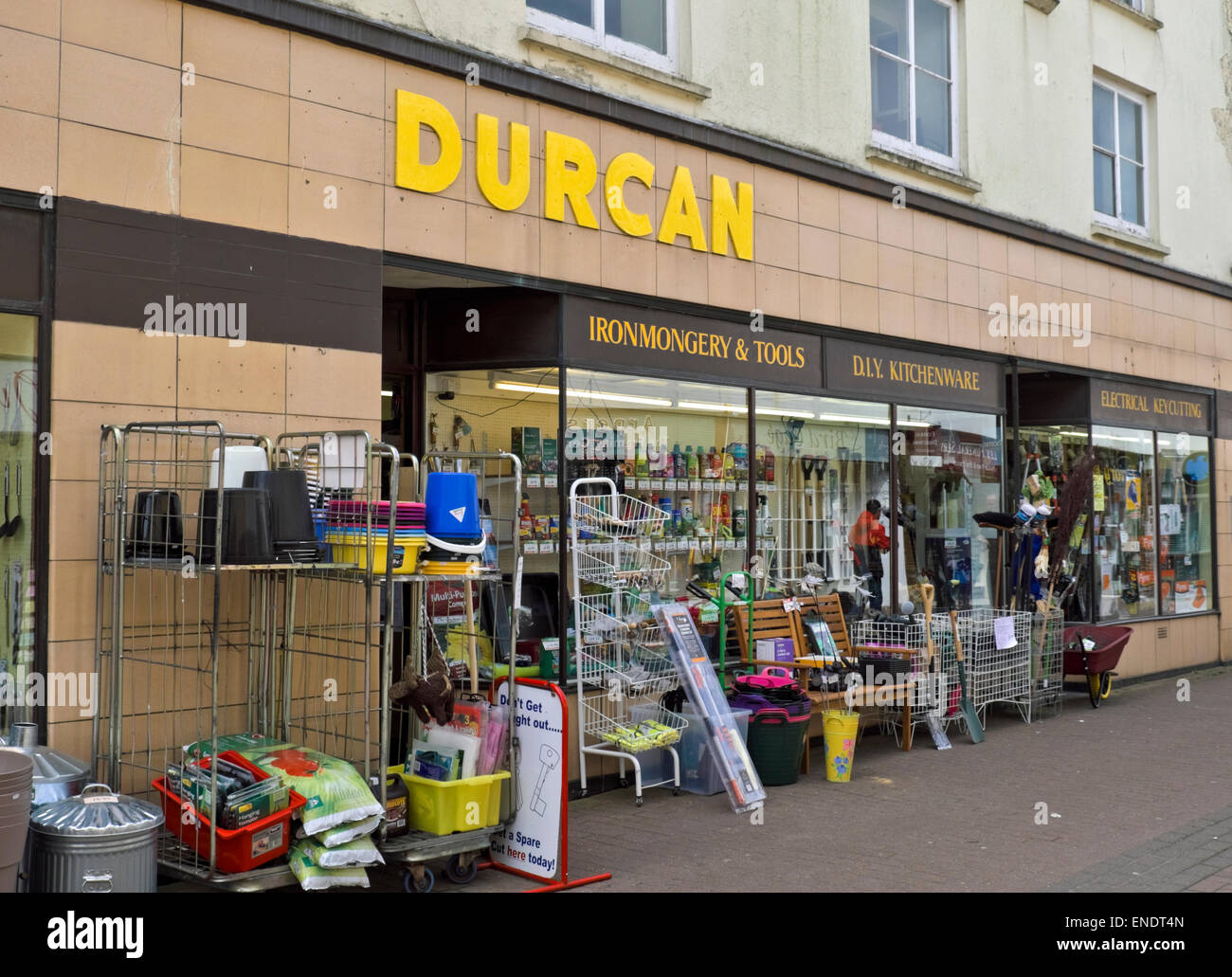 Durcan Hardware shop Dursley una piccola città mercato nel Southern Cotswolds, Gloucestershire in Inghilterra Foto Stock