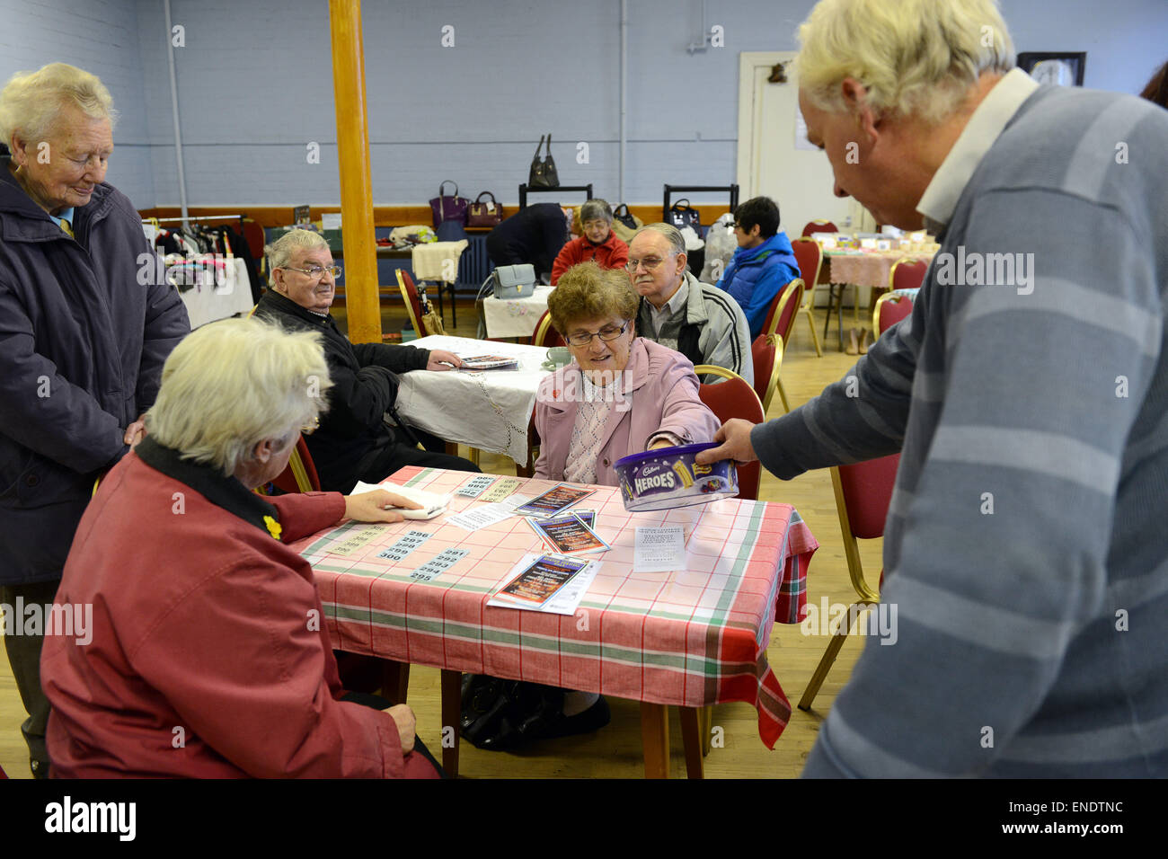 Coffee Morning per raccogliere fondi per la festa di Capodanno di Welshpool Senior Citizen che si tiene presso il municipio. Attività della comunità rurale benessere sociale UK Foto Stock