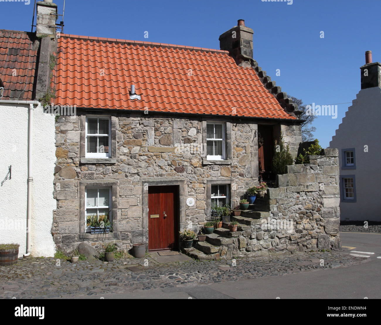 Antica casa con scala esterna Falkland Fife Scozia Aprile 2015 Foto Stock