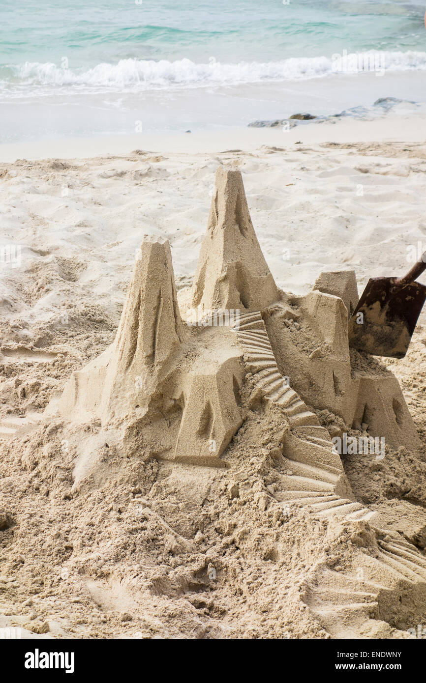 Un sandcastle essendo costruito sulla spiaggia di Sandcastle, St. Croix, U.S. Isole Vergini. Foto Stock