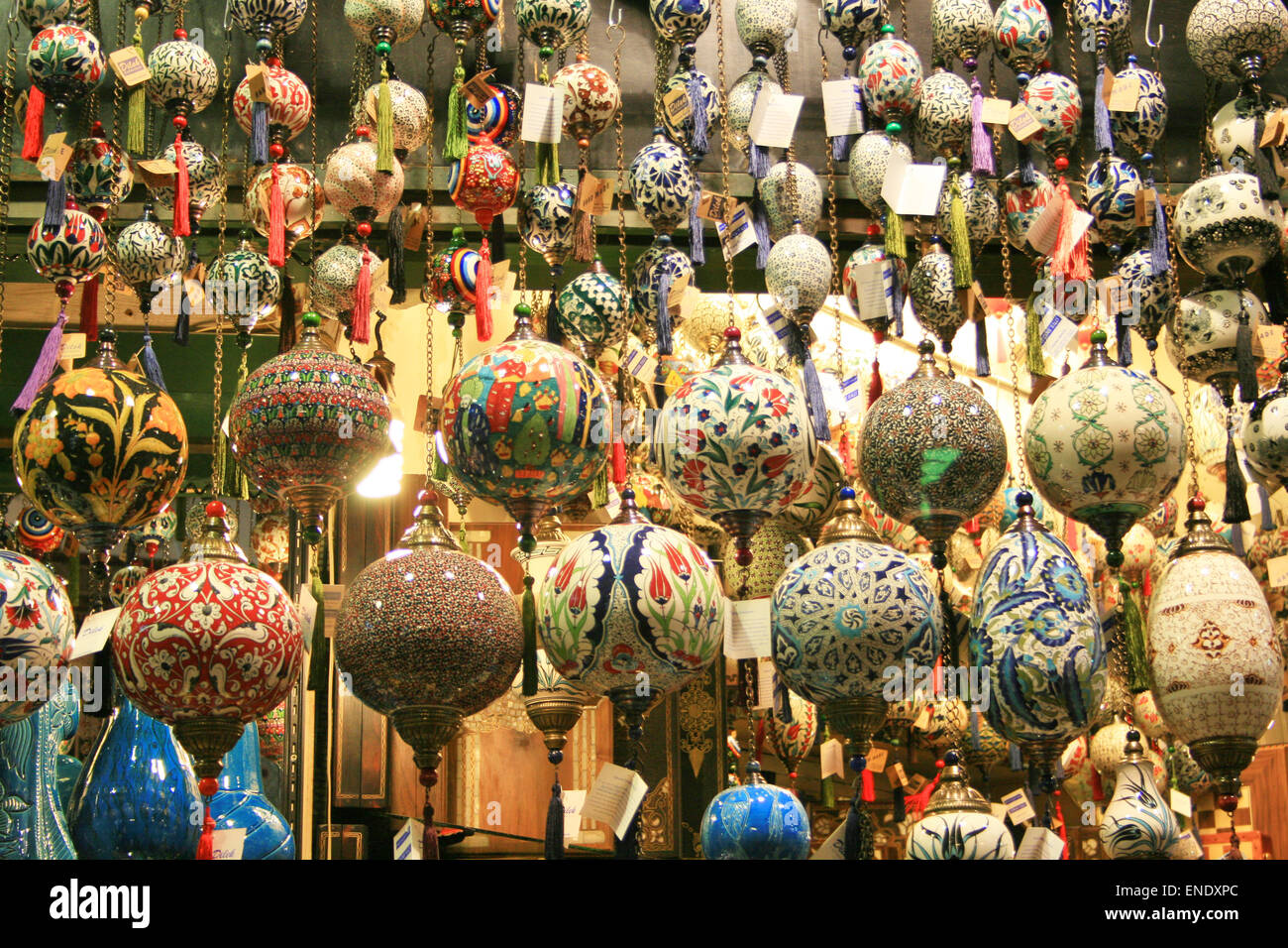 Oriental souvenir, oggetti, lanterne in Grand Bazaar, Istanbul, Turchia Foto Stock