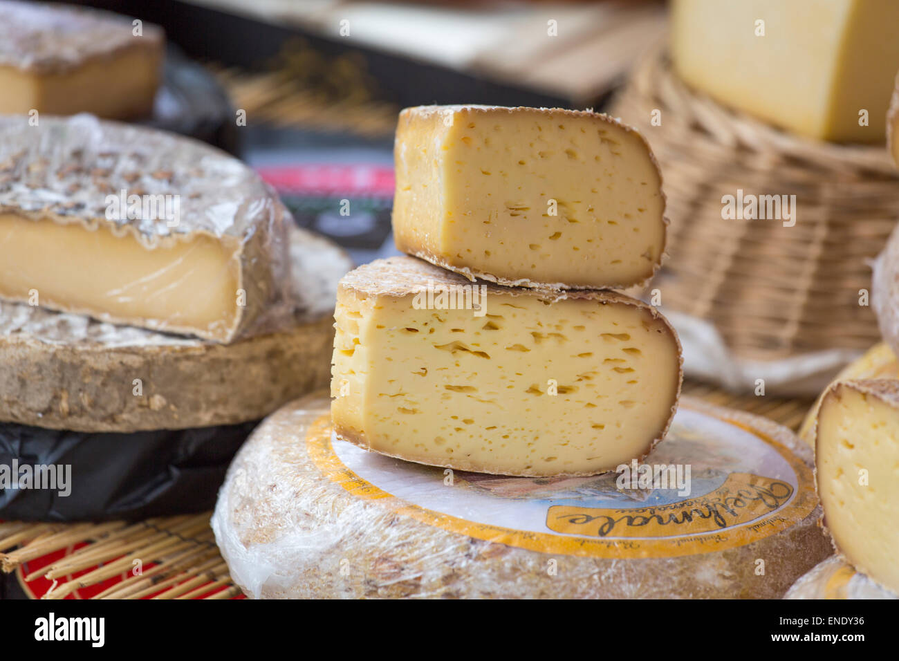 Bethmale formaggio di vacca presso il mercato domenicale di Montcuq con prodotti alimentari locali in Francia Foto Stock