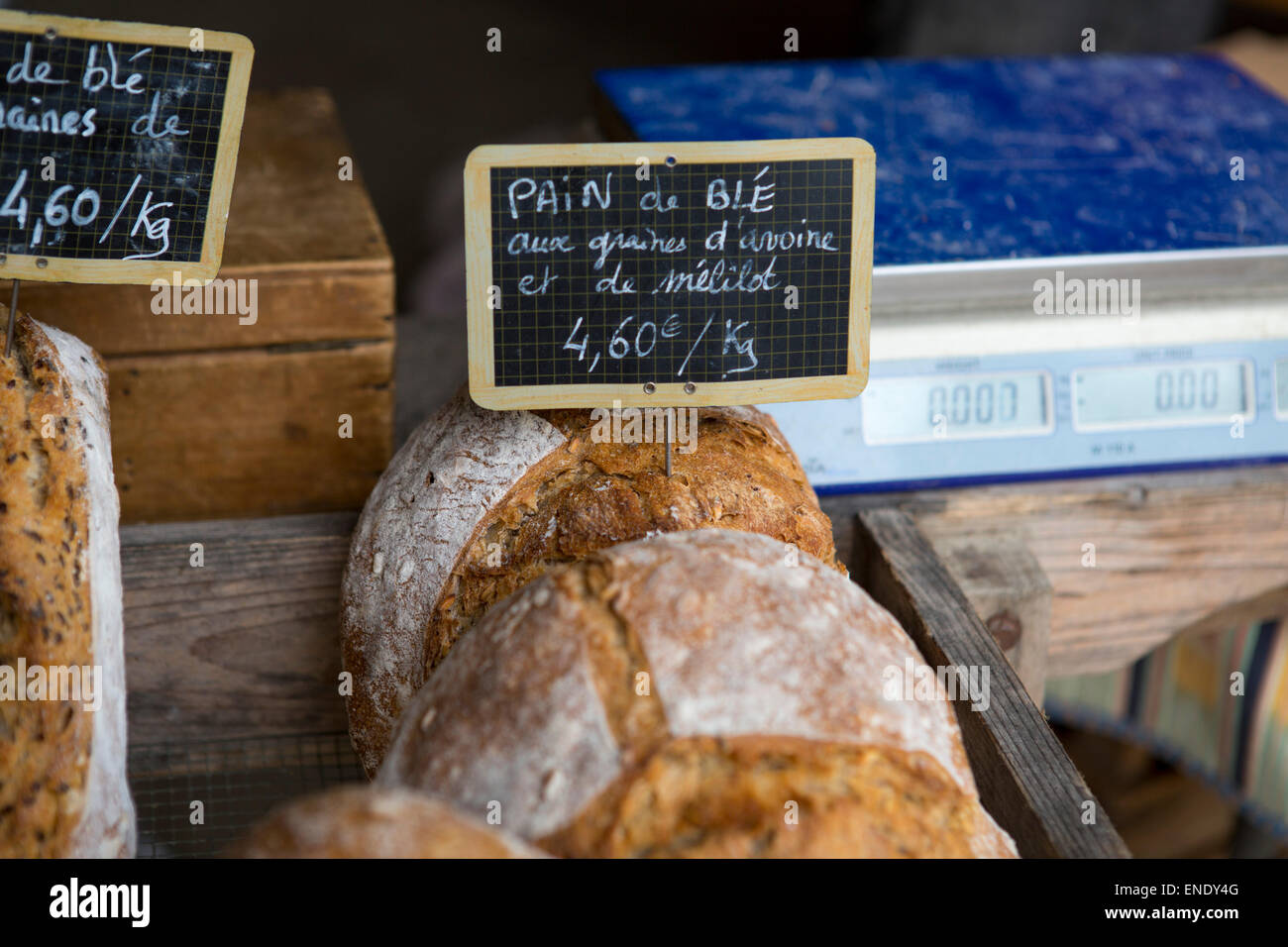 Close up di pane al mercato locale di Lauzerte con prodotti alimentari locali in Francia Foto Stock