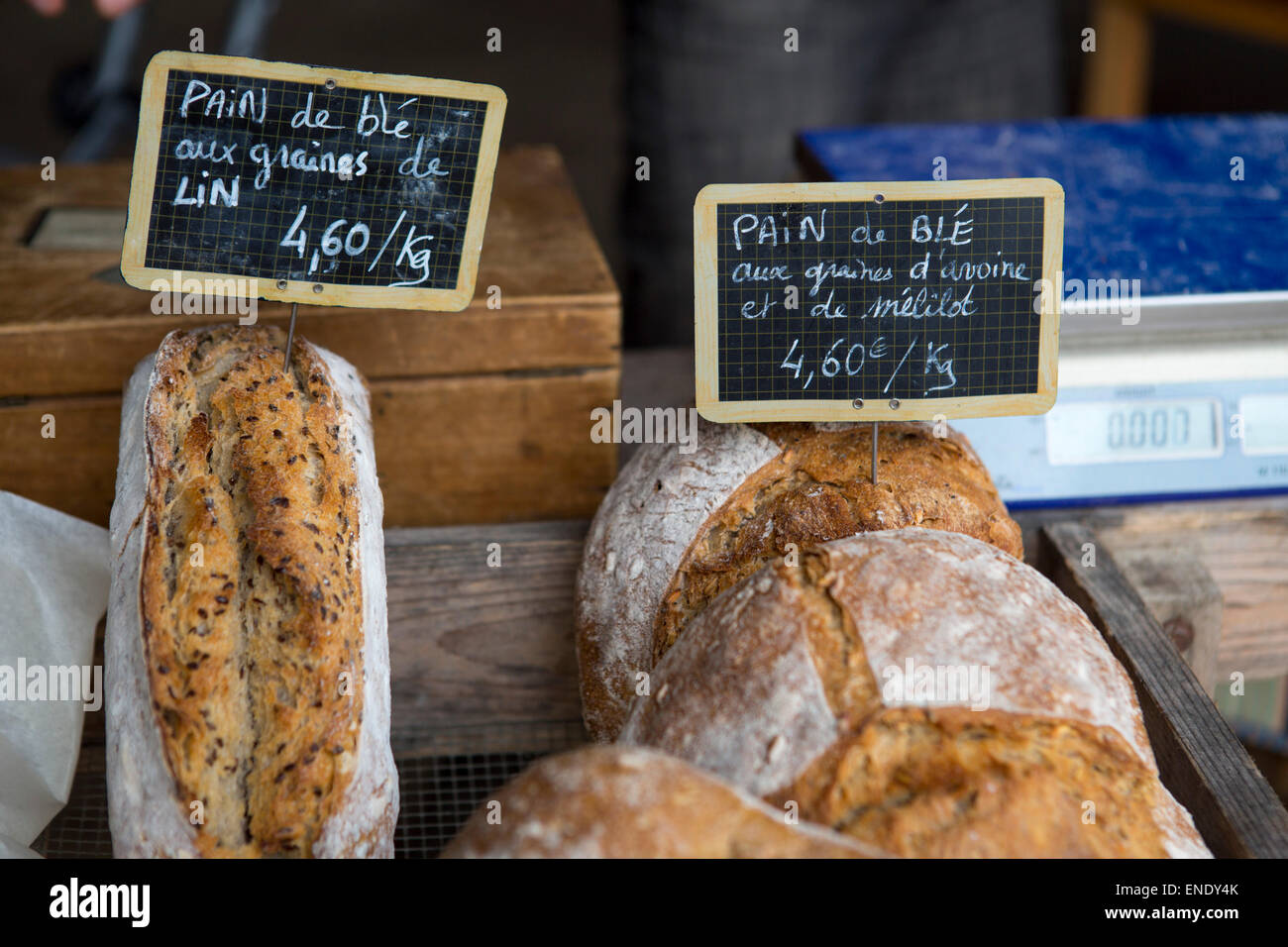 Chiusura del pane fresco al mercato locale di Lauzerte con prodotti alimentari locali in Francia Foto Stock