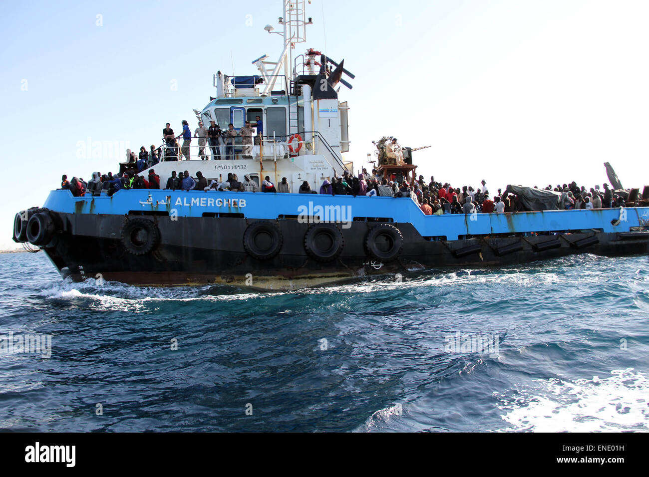 Misurata. Il 3 maggio, 2015. Una guardia costiera libica barca con prevalenza africani migranti illegali arriva al porto della città di Misurata, in Libia, il 3 maggio del 2015, dopo la guardia costiera intercettato cinque imbarcazioni che trasportano circa 500 persone che cercano di raggiungere l'Europa. Credito: Hamza Turkia/Xinhua/Alamy Live News Foto Stock