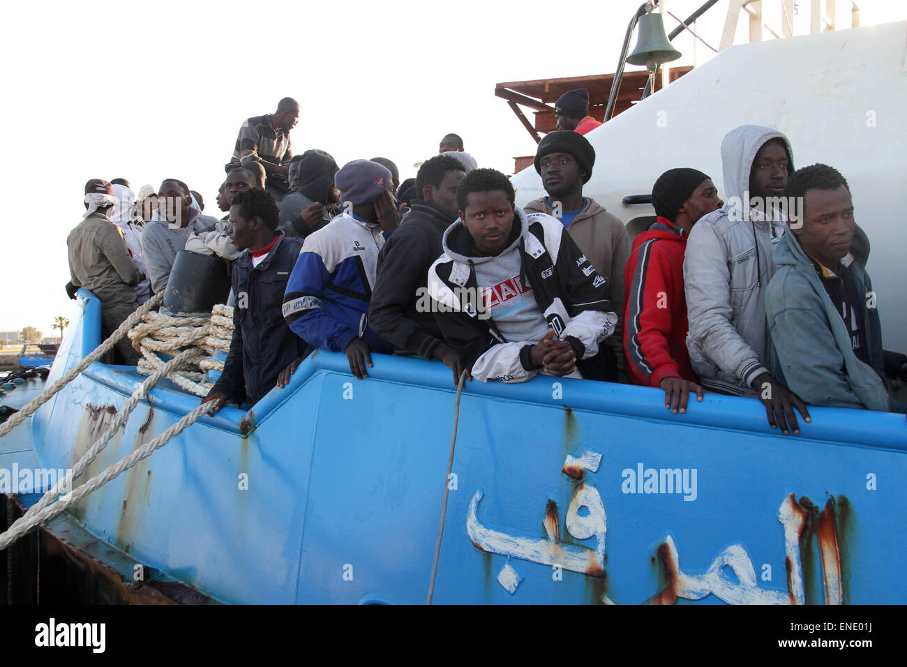 Misurata. Il 3 maggio, 2015. Una guardia costiera libica barca con prevalenza africani migranti illegali arriva al porto della città di Misurata, in Libia, il 3 maggio del 2015, dopo la guardia costiera intercettato cinque imbarcazioni che trasportano circa 500 persone che cercano di raggiungere l'Europa. Credito: Hamza Turkia/Xinhua/Alamy Live News Foto Stock