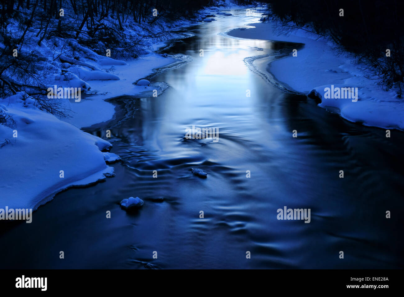 Icy blue river a freddo in inverno sera Foto Stock