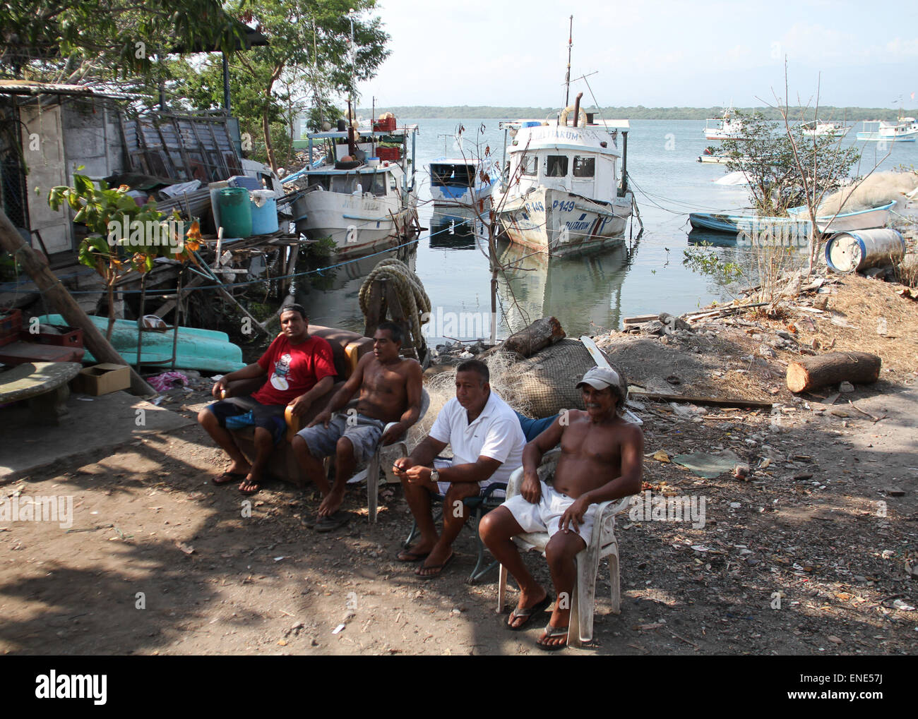 Puntarenas, Costa Rica. Il 3 maggio, 2015. I pescatori prendere un periodo di riposo dopo la fuoriuscita di nitrato di ammonio in Puntarenas, Costa Rica, il 3 maggio 2015. Costa Rica di emergenze nazionali la Commissione ha annunciato una red alert domenica dopo la fuoriuscita di 180 tonnellate di nitrato di ammonio nelle acque del Pacifico centrale costa del paese centroamericano. © Kent Gilbert/Xinhua/Alamy Live News Foto Stock
