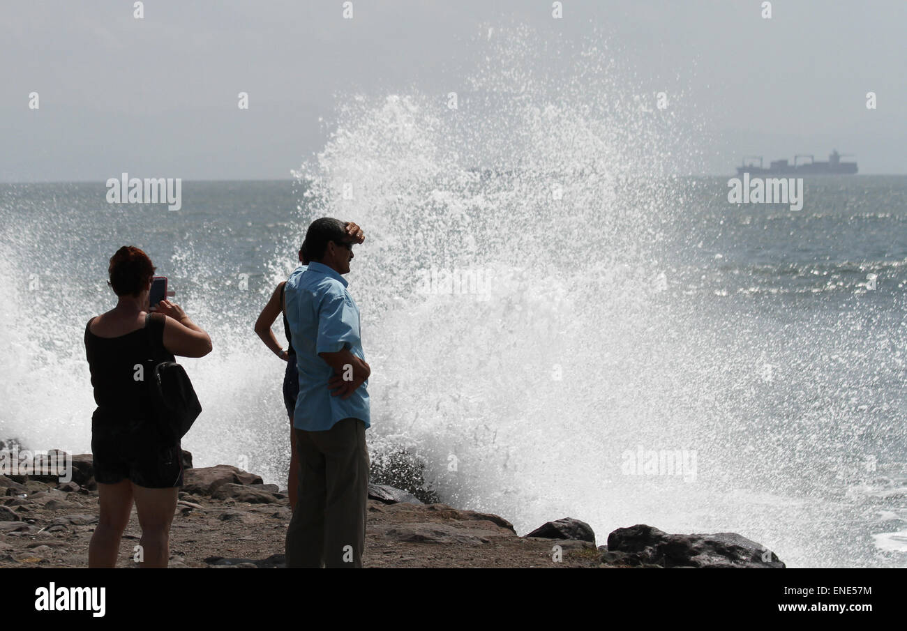 Caldera, Costa Rica. Il 3 maggio, 2015. I turisti guardare il mare dopo la fuoriuscita di nitrato di ammonio nella Caldera, Costa Rica, il 3 maggio 2015. Costa Rica di emergenze nazionali la Commissione ha annunciato una red alert domenica dopo la fuoriuscita di 180 tonnellate di nitrato di ammonio nelle acque del Pacifico centrale costa del paese centroamericano. © Kent Gilbert/Xinhua/Alamy Live News Foto Stock
