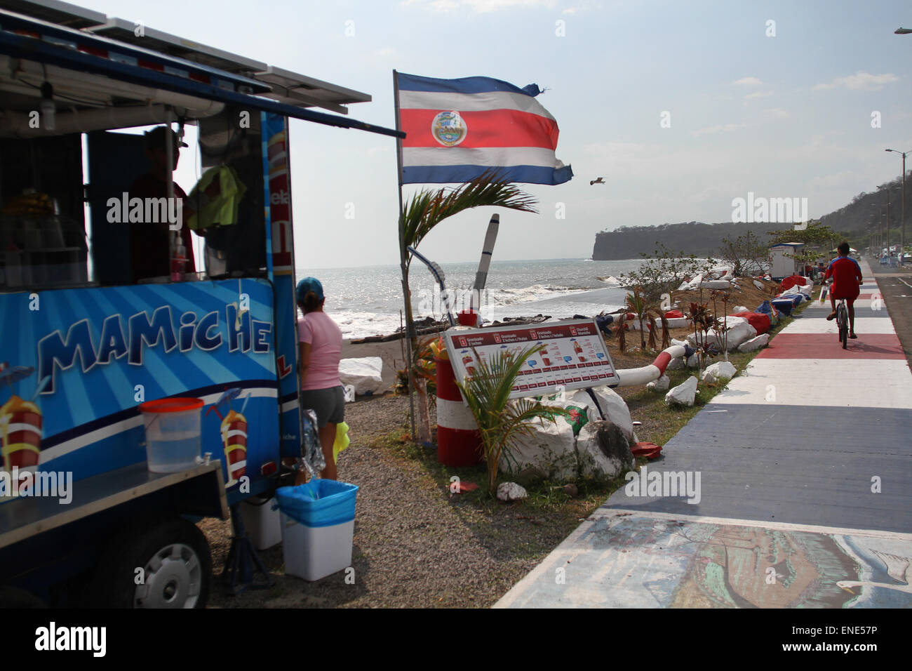 Caldera, Costa Rica. Il 3 maggio, 2015. Fornitori lavora presso una spiaggia dopo la fuoriuscita di nitrato di ammonio nella Caldera, Costa Rica, il 3 maggio 2015. Costa Rica di emergenze nazionali la Commissione ha annunciato una red alert domenica dopo la fuoriuscita di 180 tonnellate di nitrato di ammonio nelle acque del Pacifico centrale costa del paese centroamericano. © Kent Gilbert/Xinhua/Alamy Live News Foto Stock