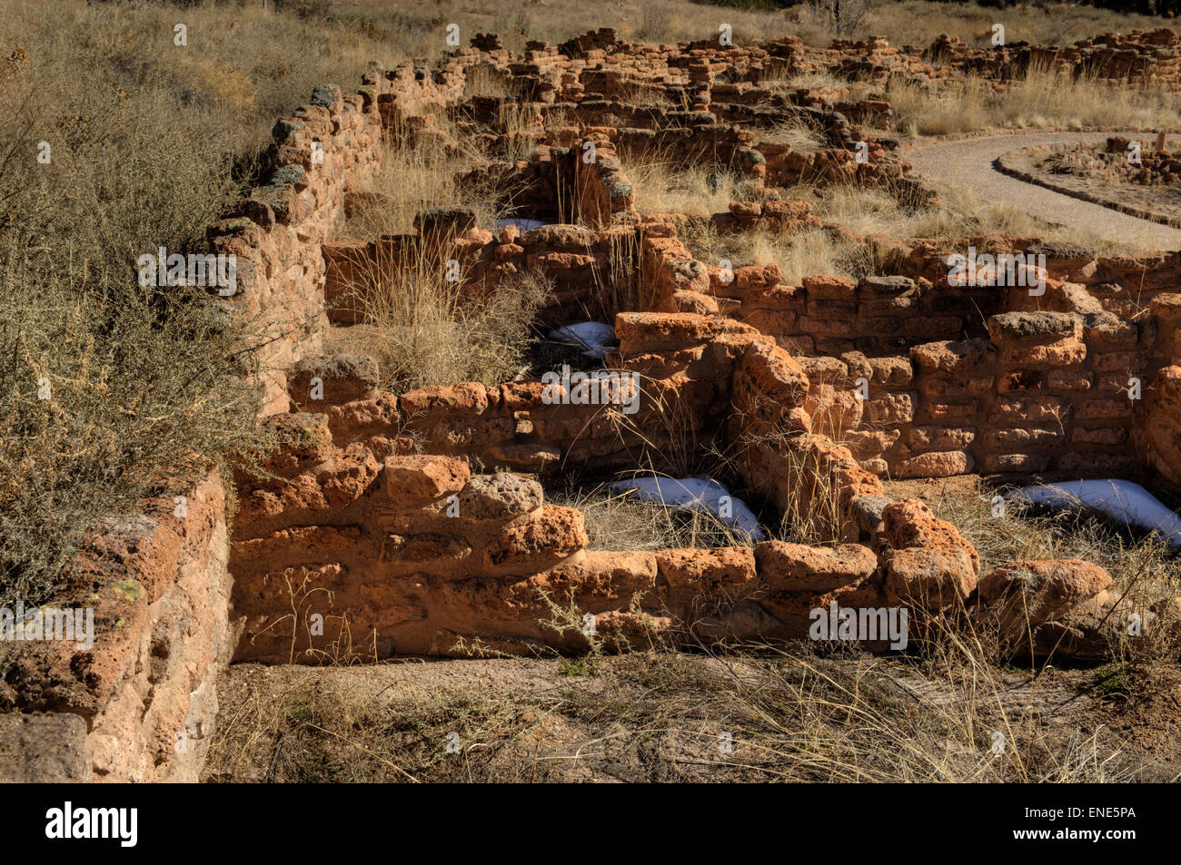 Rovine del Tyuonyi (Que-weh-nee) pueblo al Bandelier National Monument vicino a Los Alamos, Nuovo Messico. Foto Stock