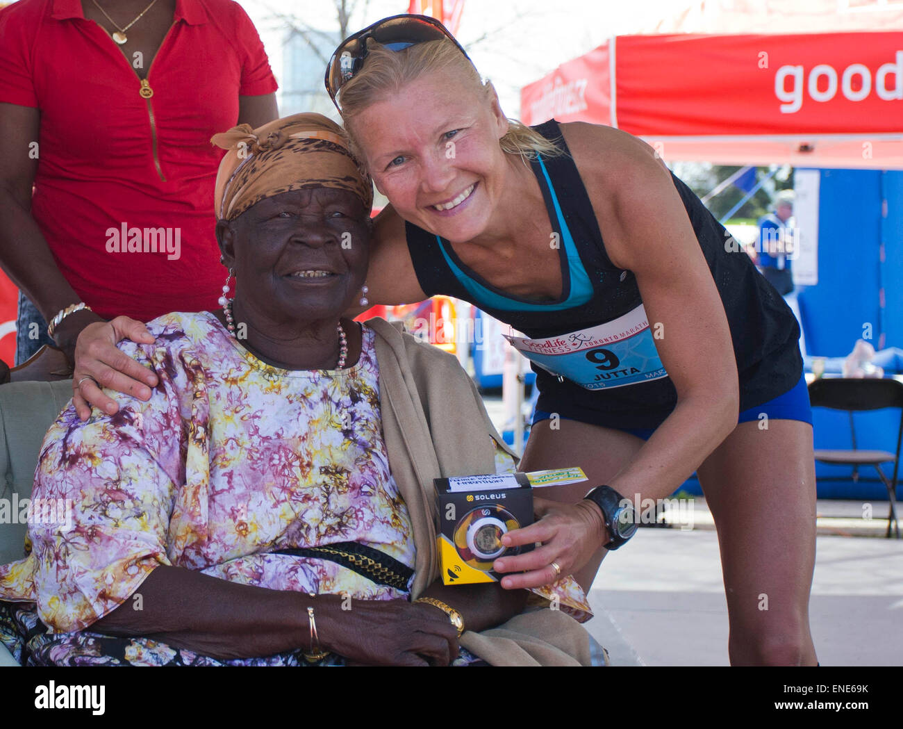 Toronto, Canada. Il 3 maggio, 2015. Merilainen (R) del Canada, il vincitore del femminile alla maratona di 3:00:44, pone con guest Sarah Obama, nonna di U.S. Il presidente Barack Obama, durante la cerimonia di premiazione del 2015 Goodlife Fitness maratona di Toronto in Canada, a Toronto, 3 maggio 2015. Più di 14.000 corridori provenienti da oltre 50 paesi e regioni hanno partecipato alla maratona, mezza maratona, 5K o il relè di domenica. Credito: Zou Zheng/Xinhua/Alamy Live News Foto Stock