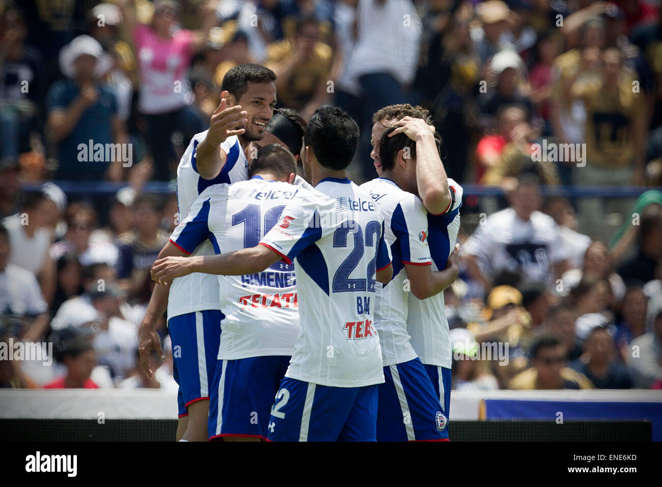 Città del Messico. Il 3 maggio, 2015. Cruz Azul's Roque Santa Cruz (L) celebra con i suoi compagni di squadra dopo il punteggio durante la partita del torneo di chiusura del campionato MX contro UNAM's Puma nell'Università Stadio Olimpico di Città del Messico, capitale del Messico il 3 maggio 2015. © Alejandro Ayala/Xinhua/Alamy Live News Foto Stock