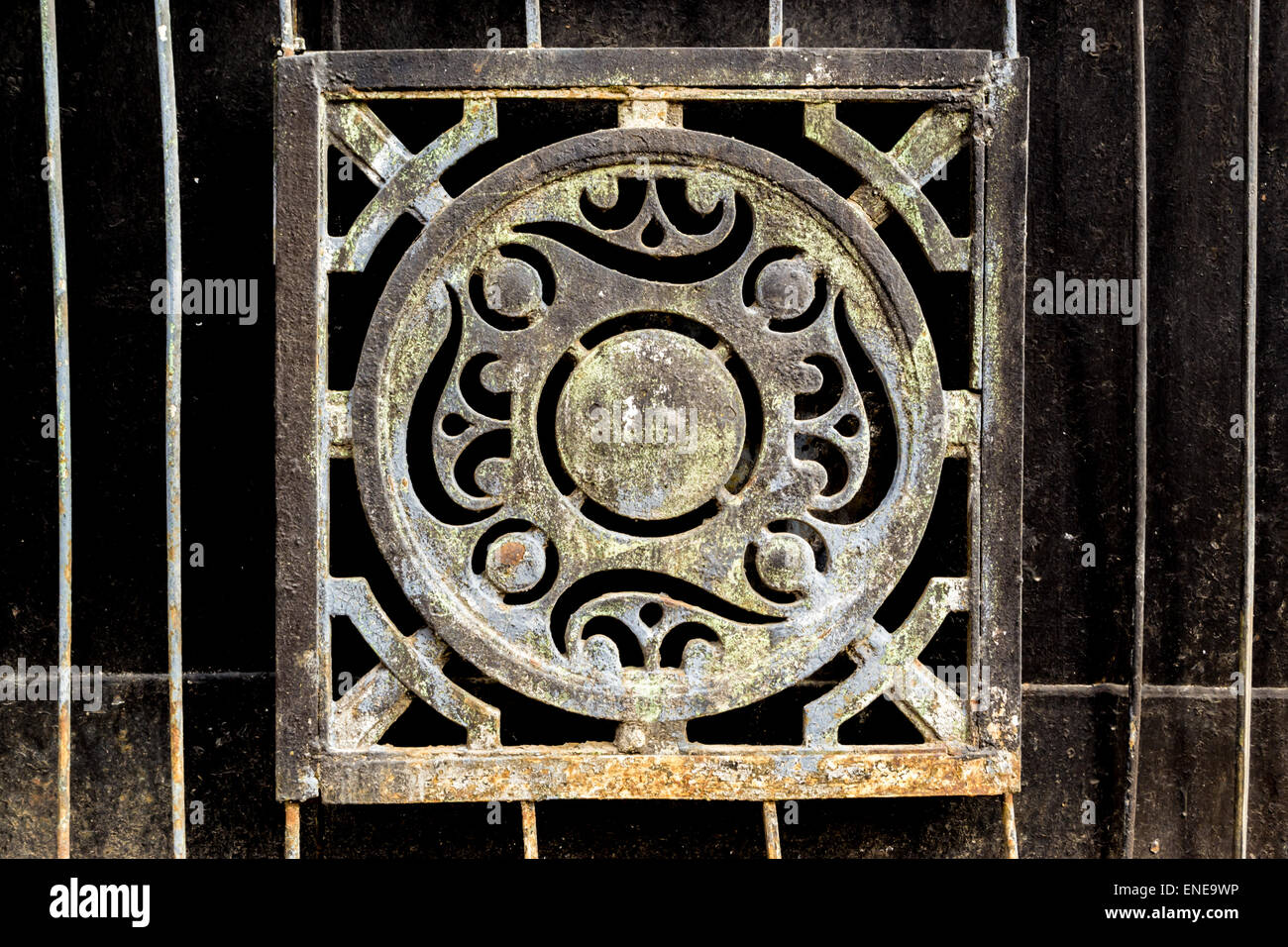 Dark in ghisa decorazioni in metallo del periodo sovietico di residenziale e pianificazione sociale Foto Stock