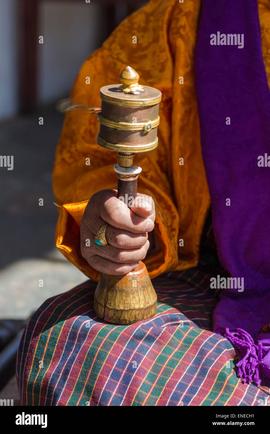 Palmare ruota di preghiera nella donna la mano al National Memorial Chorten, Thimphu, Bhutan, Asia Foto Stock