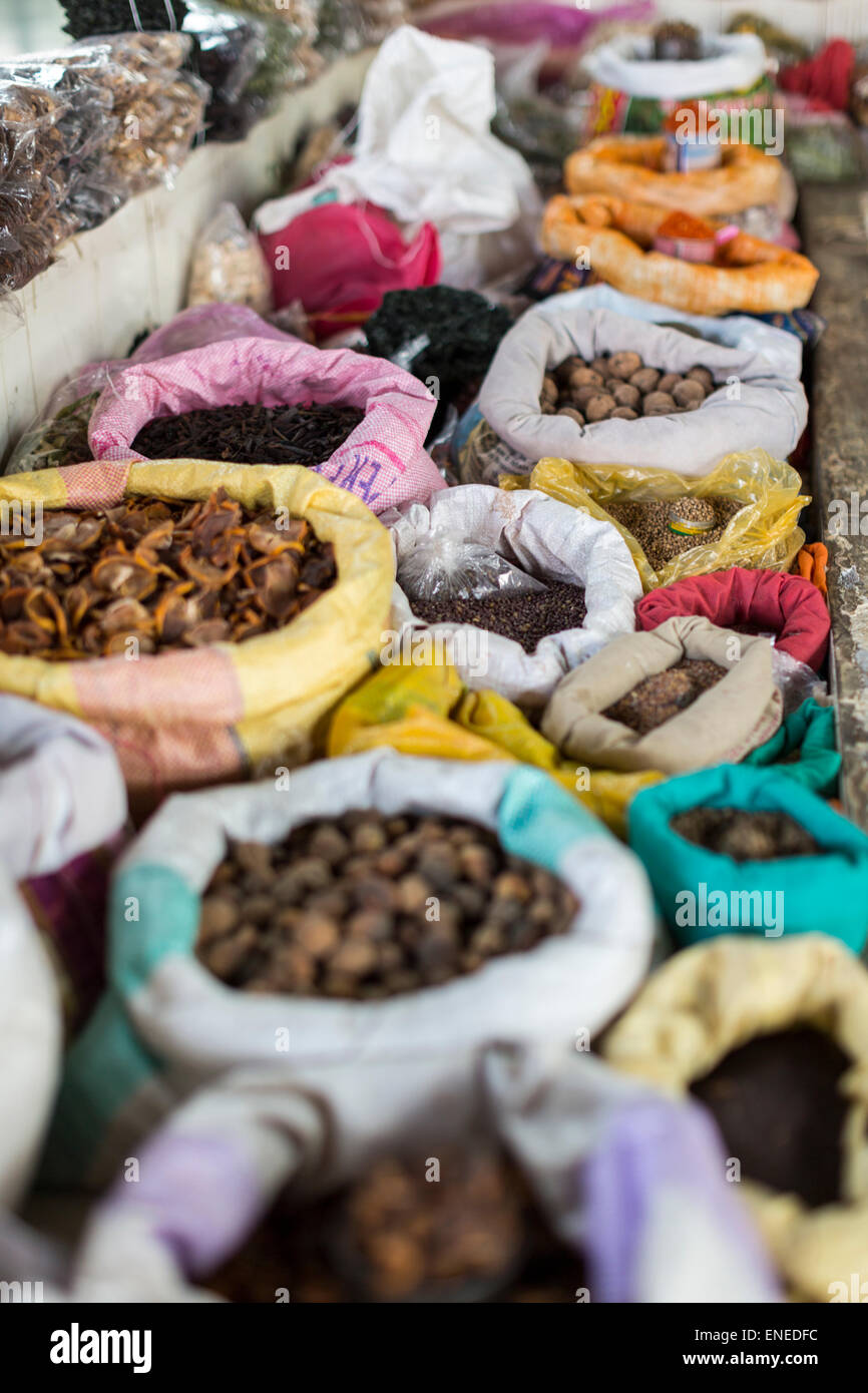 Prodotti locali per la vendita al mercato del weekend a Thimphu, Bhutan, Asia Foto Stock