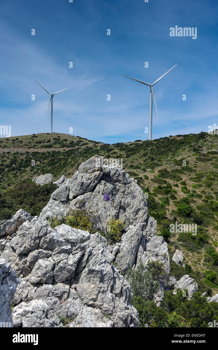 Le turbine eoliche sulla cresta della montagna, Peloponneso, Grecia Foto Stock