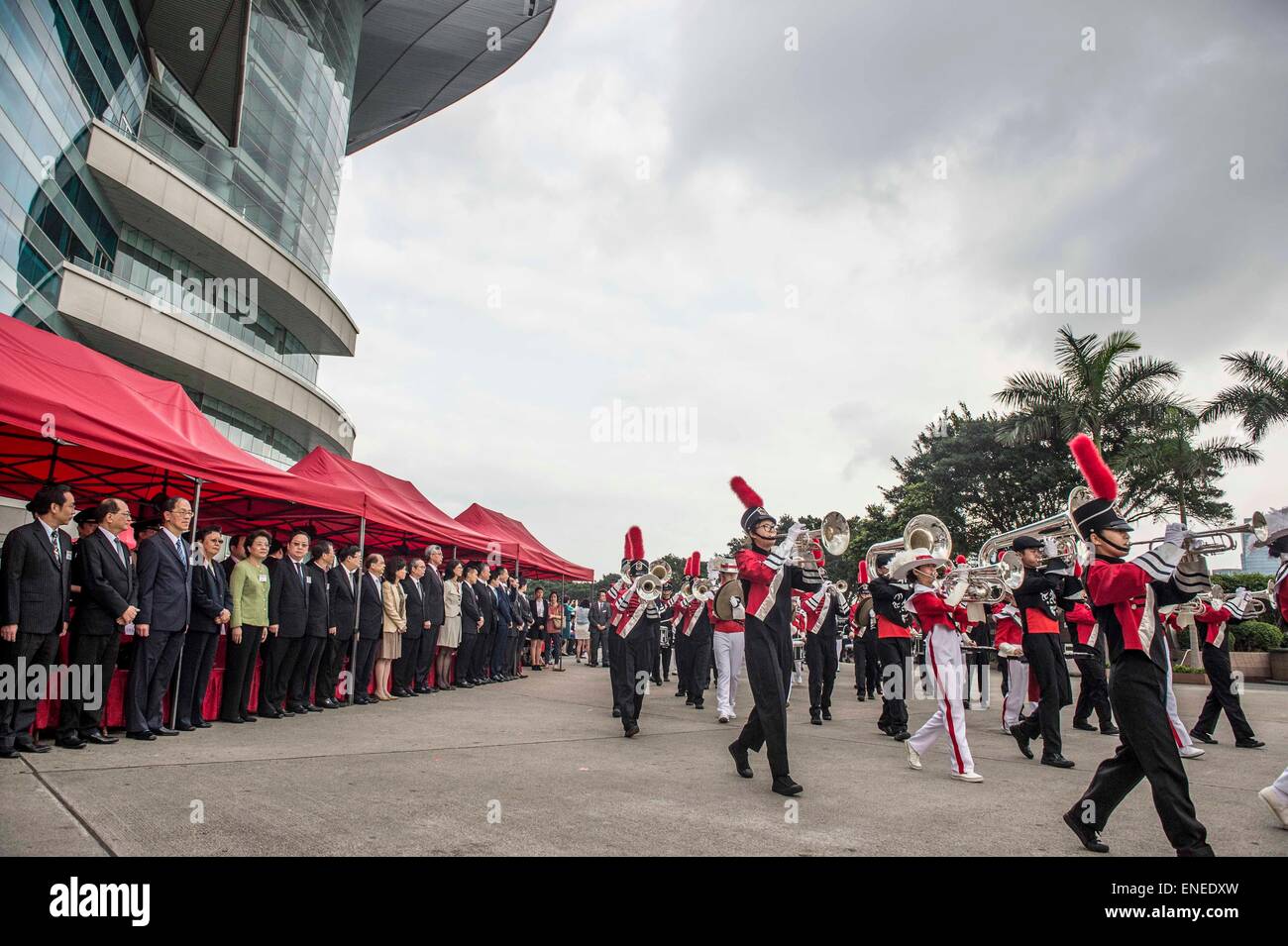 (150504) -- HONG KONG, 4 maggio 2015 (Xinhua) -- Una bandiera nazionale di innalzamento della cerimonia di premiazione si terrà a Hong Kong, Cina del sud, 4 maggio 2015, per celebrare la gioventù cinese segna il 4 maggio il movimento che è avvenuto il 4 maggio 1919, inaugurando la nuova rivoluzione democratica in Cina. (Xinhua/Lui Siu Wai) (zwx) Foto Stock